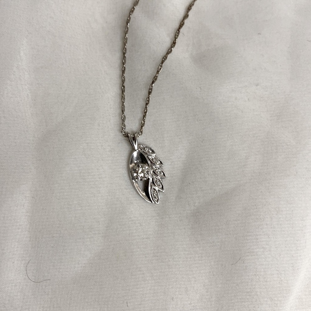 Cute Dainty Leaf Necklace - Picture 4 of 6